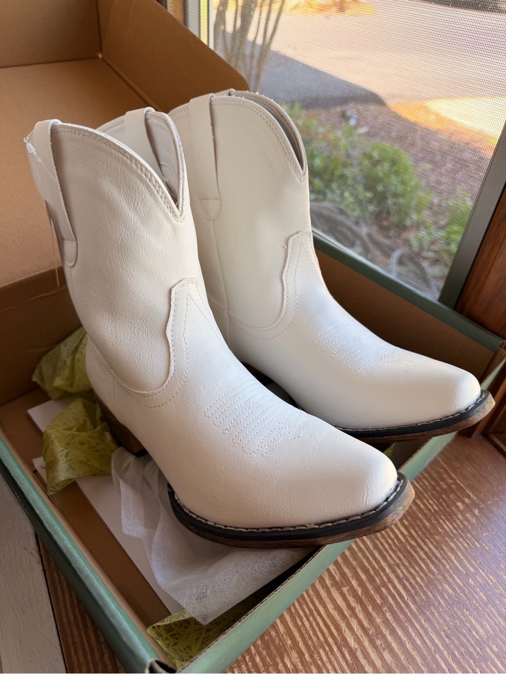 Roper White Western-Inspired Mid-Calf Heeled Boots
